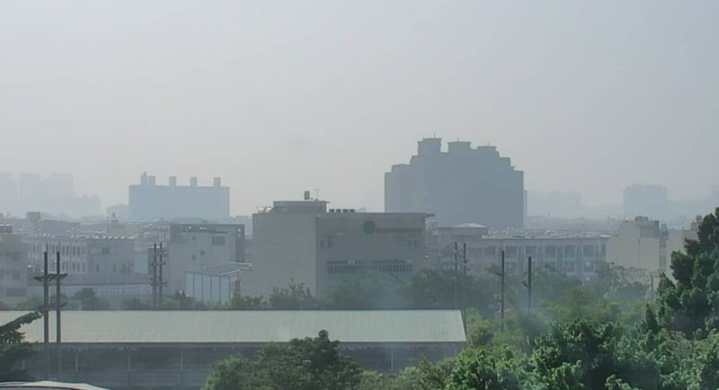 台南市環保局說明空品差主要是受東南風影響，西半部風速偏弱、擴散條件差而造成上風處污染累積而成。   圖：取自空氣品質監測網