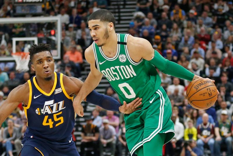 Jayson Tatum(右)進聯盟第4年還在長高，Donovan Mitchell轉發新聞笑虧為何要說謊。   圖／美聯社／達志影像