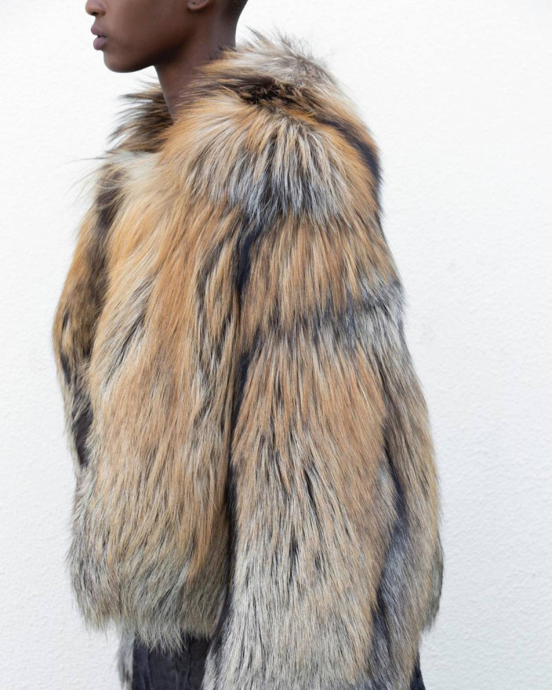 丹麥大規模撲殺水貂，導致貂皮價格大漲，許多買家轉向鎖定狐狸或栗鼠毛。（毛皮大衣示意圖）   圖：翻攝自We Are Fur臉書