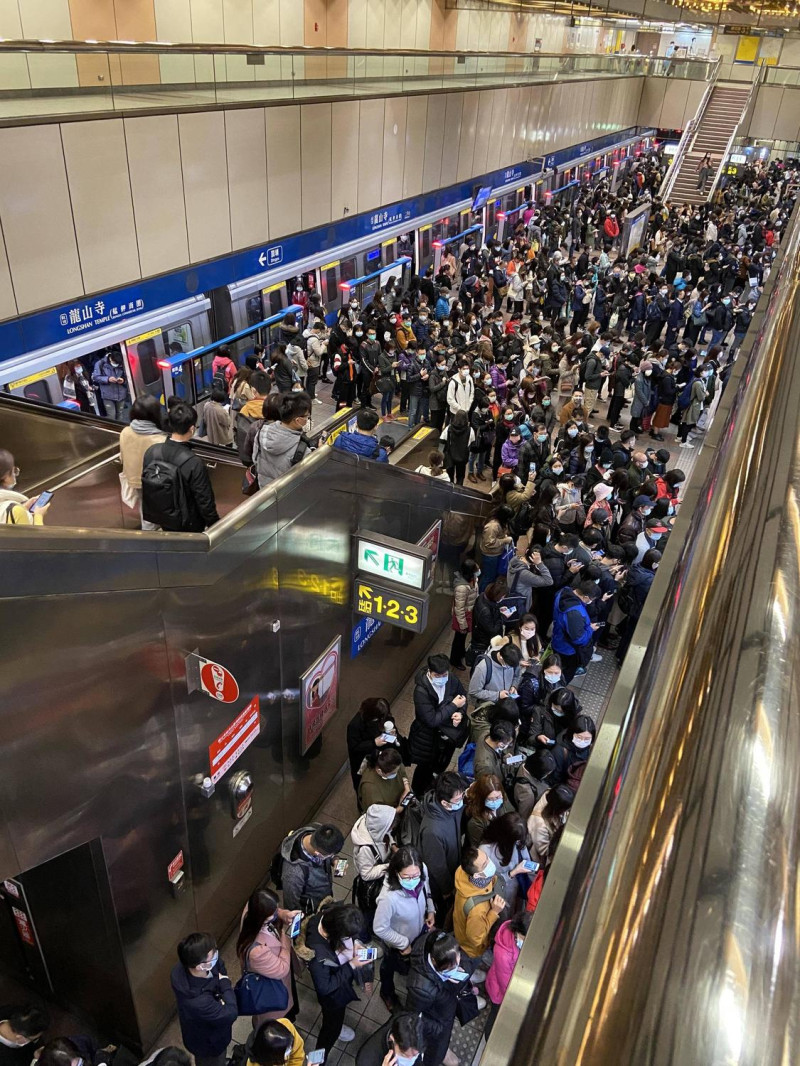 今一早北捷板南線列車異常，超過千名乘客被請下車等待，人潮擠爆捷運站。   圖：翻攝自PTT