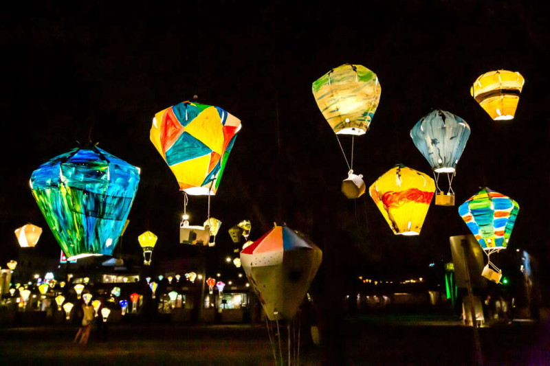 彩繪熱氣球燈海是鐵花新聚落的特色。   圖：取自台東觀光旅遊網
