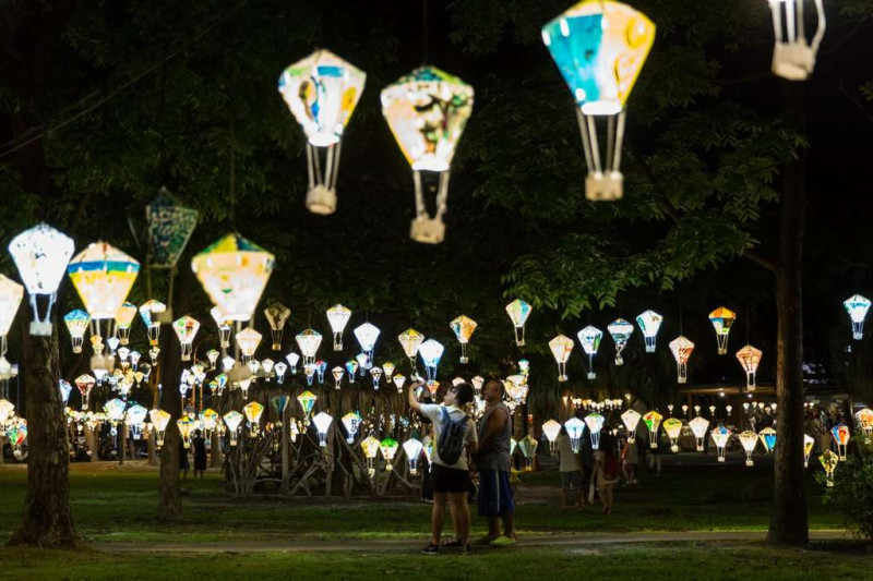 鐵花新聚落滿天浪漫的彩繪熱氣球燈海頗受歡迎。   圖：取自台東觀光旅遊網