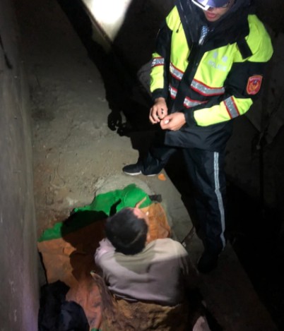 失蹤40天的邱姓男子在谷關台8線1.3公里處一間廢棄電廠後方的涵洞被尋獲。   圖：警方提供