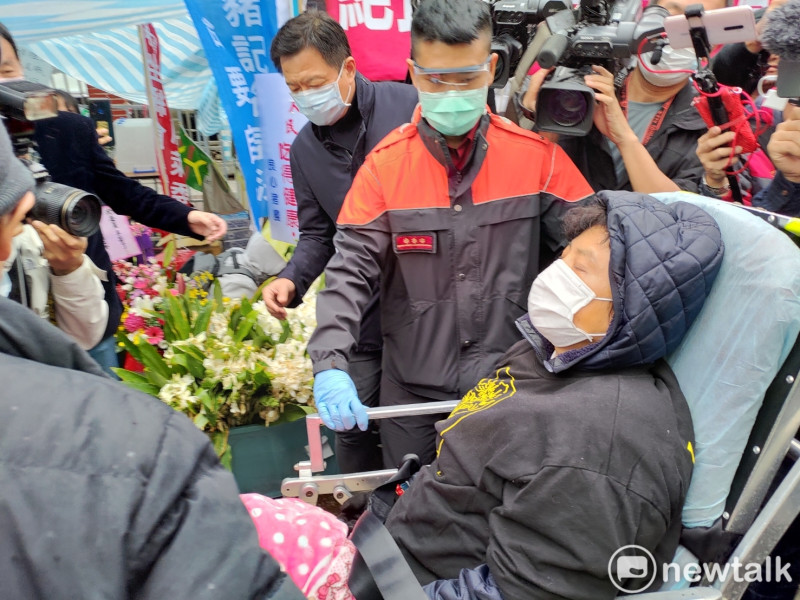 國民黨前立委沈智慧絕食抗議長達97小時後，被送往醫院做緊急處理。   圖：黃建豪/攝