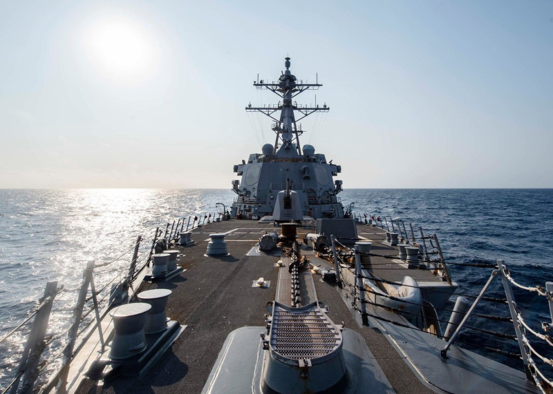 今年5月，美國海軍伯克級驅逐艦「麥坎貝爾號驅逐艦」USS McCampbell (DDG-85)行經台灣海峽。   圖：翻攝自U.S. Pacific Fleet臉書