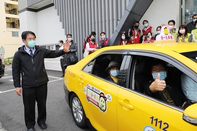 台南市長黃偉哲為感謝市民的親赴現場、表達支持，親自送她們坐車返家。   圖/台南市政府提供