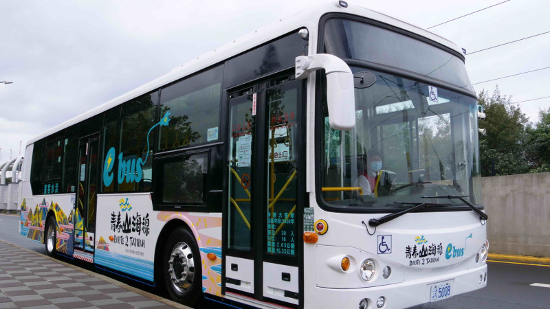 新北市在今年底前將計有20輛電動公車加入青春山海線的綠能運輸行列。    圖：新北市交通局提供
