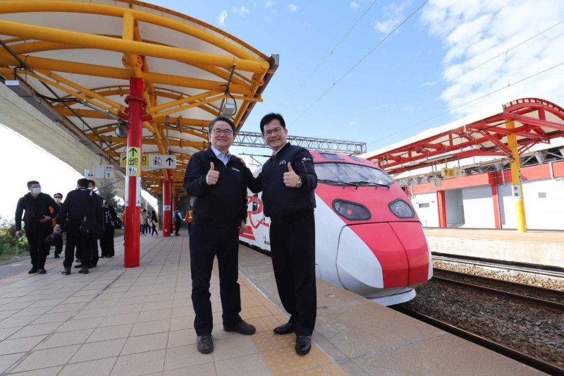 交通部長林佳龍今試乘南迴鐵路首班普悠瑪列車，他十分滿意，並宣布正式進入全台一日鐵道生活圈。   圖：翻攝自立委劉櫂豪臉書