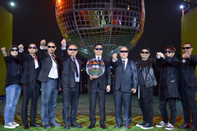 陳其邁(中)率領跨年展演製作團隊見證全台最大鏡球升空。   圖：高雄市政府/提供
