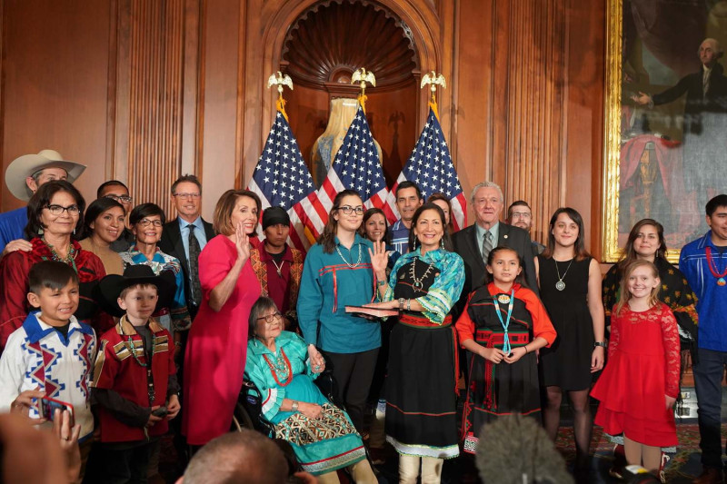 美國民主黨眾議員哈蘭（前排右三）自稱是第35代新墨西哥人，致力推廣印第安文化，左三為眾議院議長裴洛西。   圖：翻攝自哈蘭臉書
