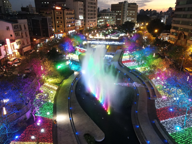 台中市政府在綠川打造「新勝綠川水岸廊道」，可欣賞精采聖誕水舞燈光秀。   圖:台中市影視發展基金會/提供