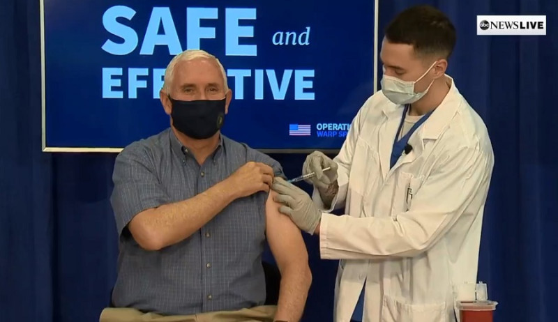美國副總統彭斯直播施打疫苗，以增加民眾接種信心 ，但疫苗施打進度大落後。   圖：翻攝ABC News推特