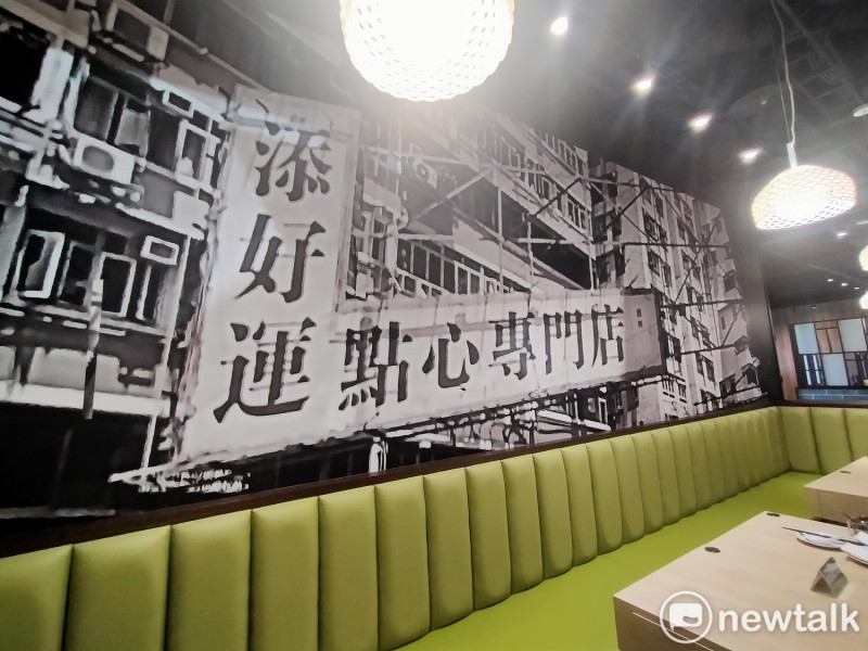 黑白色階的懷舊照片，呈現出添好運在香港旺角第一間的創始店。   唐復年/攝