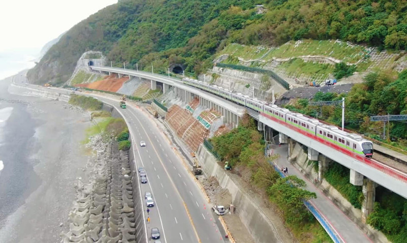 台鐵南迴線鐵路電氣化完工，將於23日正式通車啟用。   圖：翻攝自交通部臺灣鐵路管理局 TRA臉書