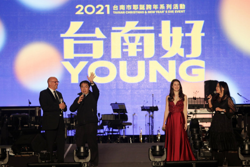 「爵士∙樂無限」音樂會於永華市政中心西側廣場正式登場，台南市長黃偉哲也聞樂聲而來，與民眾在星空下享受歌手天籟般的歌聲。   圖：台南市政府／提供