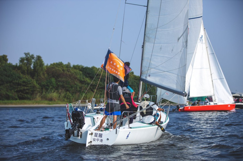 第一屆亞果盃帆船賽於今(19日)展開，為全台首創的島內舉行帆船賽事，以倆倆出發的雙循環賽制舉行。   圖：亞果遊艇集團／提供