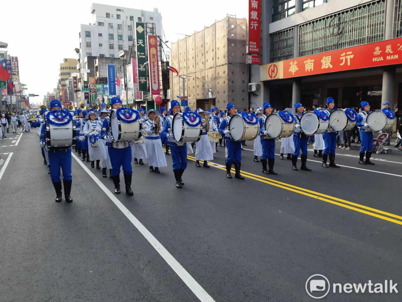 嘉義市國際管樂節的表演團體盛裝出場，彷彿踩街嘉年華會。   圖：蔡坤龍/攝