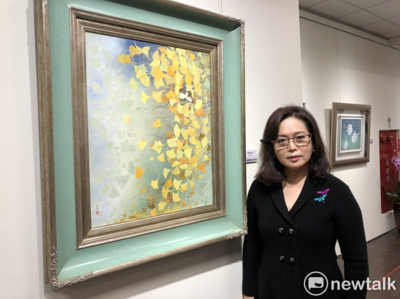 陳麗雲老師和她的作品「遍地金黃」。   圖：黃博郎／攝