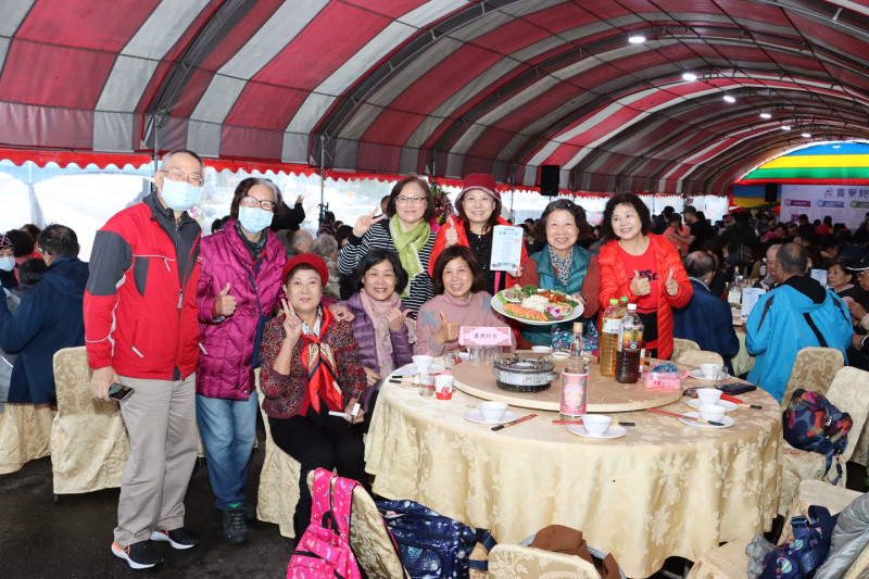 民眾不畏風雨，前往貢寮共享貢寮鮑滋養風味餐。    圖：新北市農業局提供