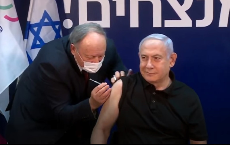以色列總理尼坦雅胡率先接種新冠疫苗。   圖/尼坦雅胡臉書粉專影片