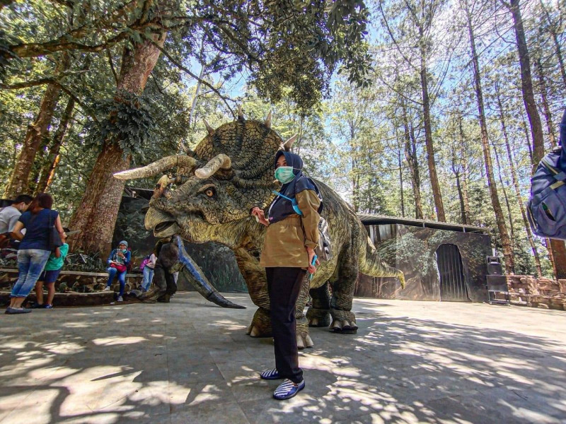 位於印尼東爪哇省的「莫霍塞米森林公園」（Mojosemi Forest Park）是一座恐龍主題公園，園區內有多隻恐龍模型雕像可以提供遊客們拍照。   圖：翻攝自Mojosemi Dinosaurus Park臉書