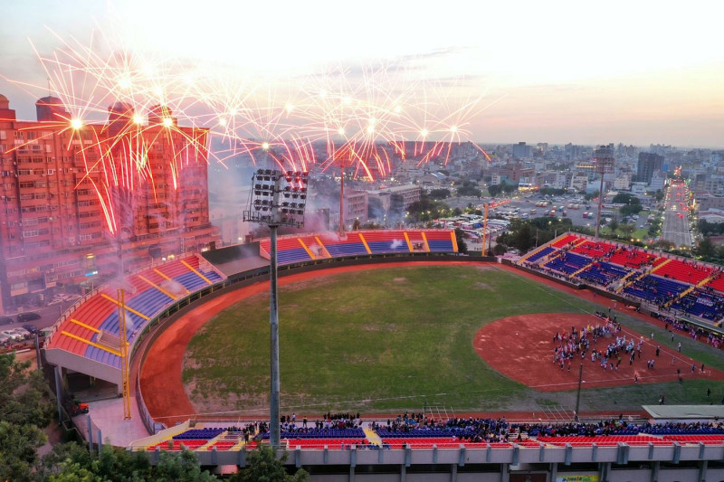 23屆諸羅山盃國際軟式少年棒球邀請賽，在重新整建完成的嘉義市KANO棒球場開幕。   圖：嘉義市政府/提供