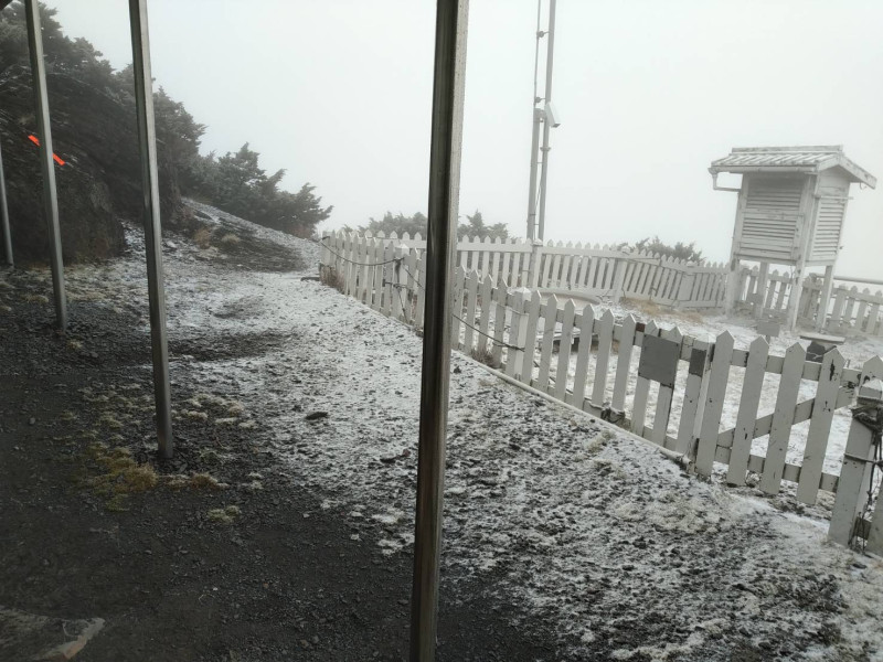 玉山於今晨8：20降雪，是今年入冬來的初雪。   圖：中央氣象局／提供