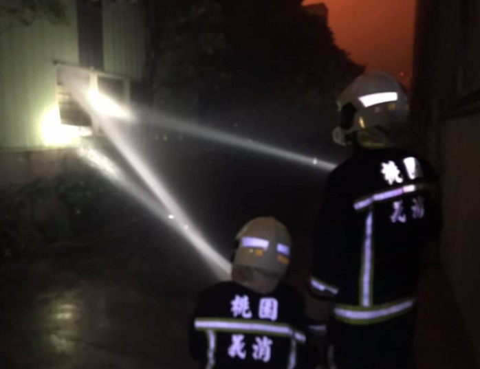 桃園市旭富製藥廠昨（20）日驚傳爆炸意外，消防人員漏夜搶救。   圖：翻攝新時代的熱血義消臉書
