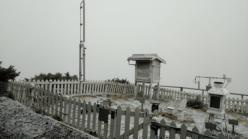 玉山今天上午迎來入冬初雪，氣象局表示，在周四前都有機會降雪。   圖：中央氣象局／提供
