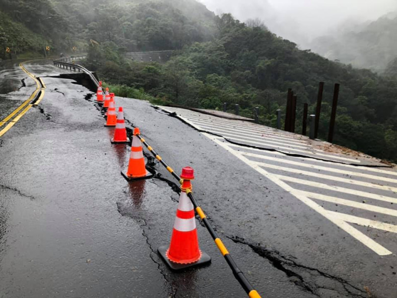 陽金公路昨日發生坍方，路基陷落60公尺。   圖：取自新北市金山區公所臉書