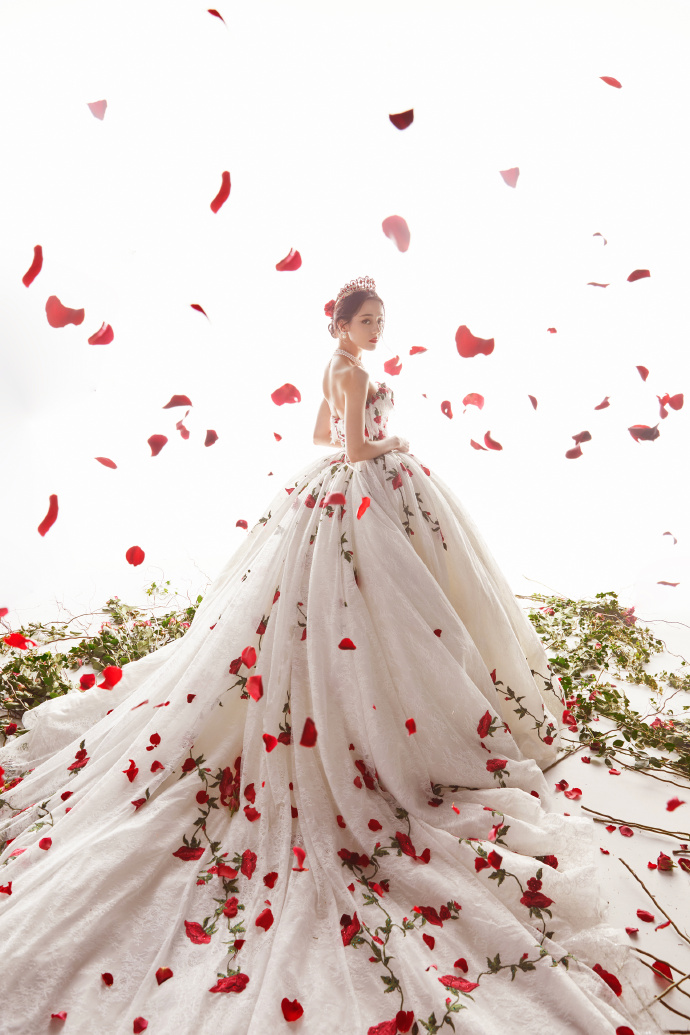走紅毯的第1套禮服走夢幻公主路線，白紗配紅玫瑰的組合也美到不行。   圖：翻攝自微博嘉行迪麗熱巴工作室