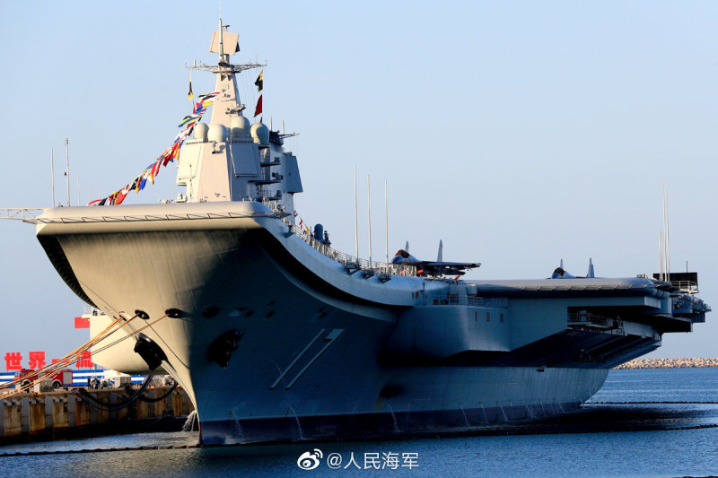 中共「山東號」航空母艦（CV-17）及4艘所屬護衛兵力20日航經台灣海峽。   圖：翻攝自人民海軍微博