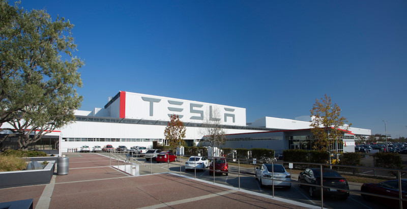 美國電動車大車特斯拉（Tesla），不斷開發新品牌的新車聯網科技應用範圍。   圖：翻攝自Tesla