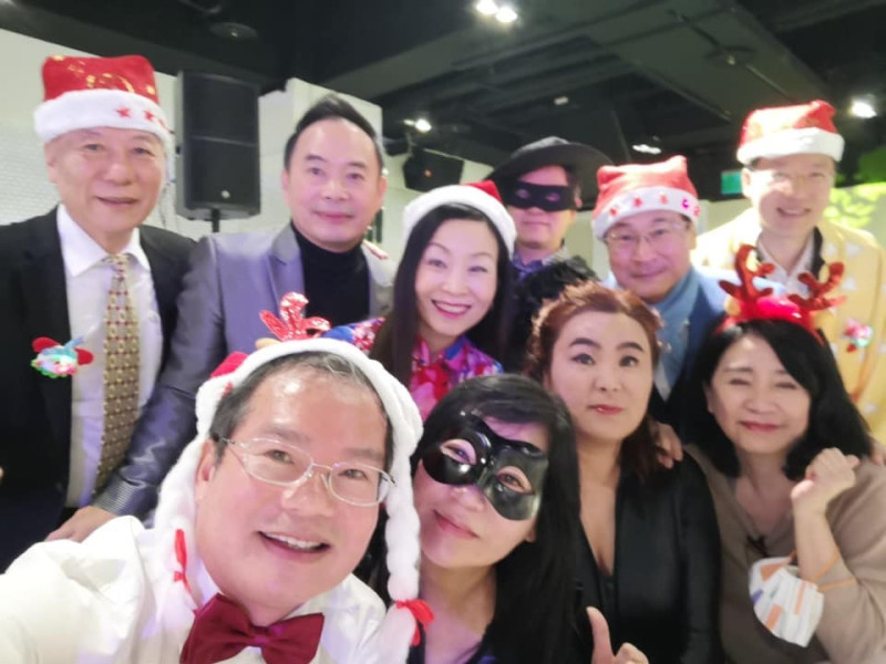 立委陳玉珍與好友一同參加聖誕化妝舞會   圖:擷取自臉書