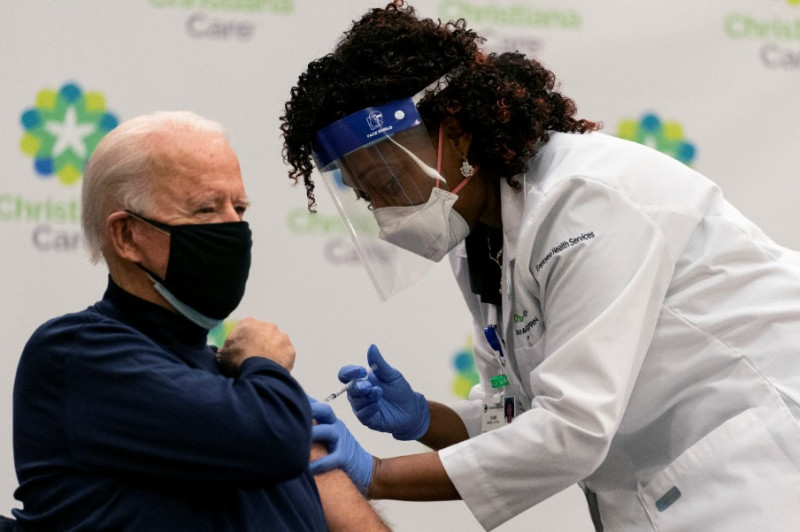 美國總統拜登公開接受新冠疫苗接種，呼籲民眾要敢快打疫苗。   圖：美聯社/達志影像（資料照）