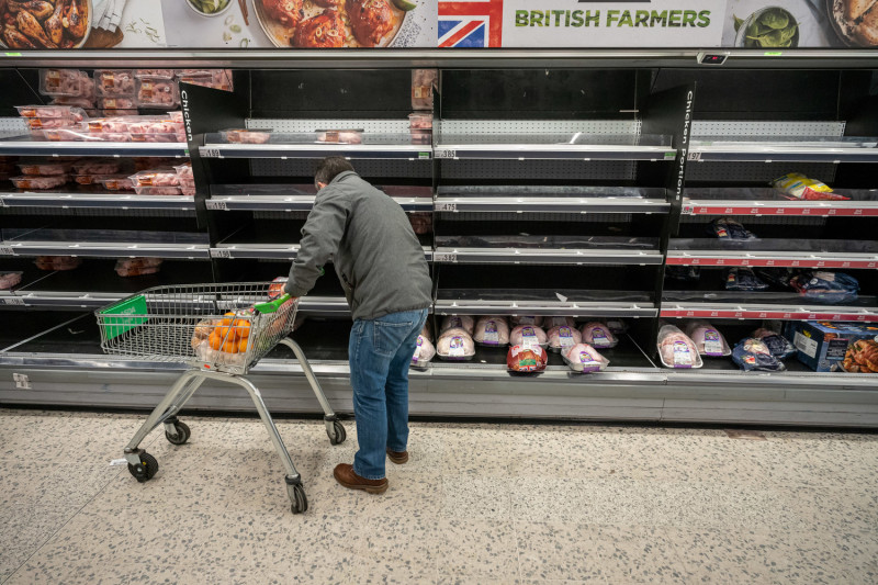 由於英國新冠肺炎變種病毒引發的疫情擴散，英國居民搶購食物，許多超市的的貨架已被清空。   圖 : 翻攝自澎派新聞