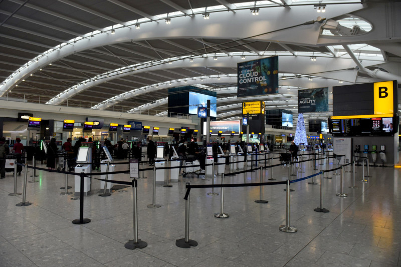 英國希思羅機場的大廳因英國遭多國封鎖，而空無一人。   圖：翻攝自《環球網》