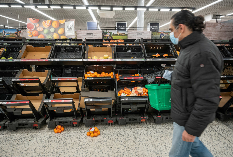 因英國倫敦實施封鎖，超市及商店商品被民眾瘋狂搶購，貨架空空如也   圖：翻攝自《環球網》