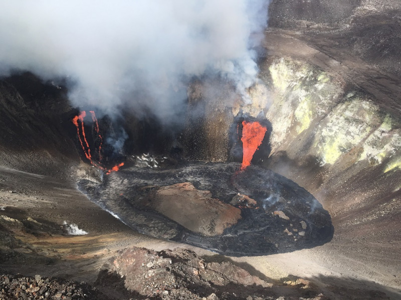 美國夏威夷幾勞亞（Kilauea）火山於20日噴發，火山口空拍圖。   圖：翻攝自美國地質調查所推特