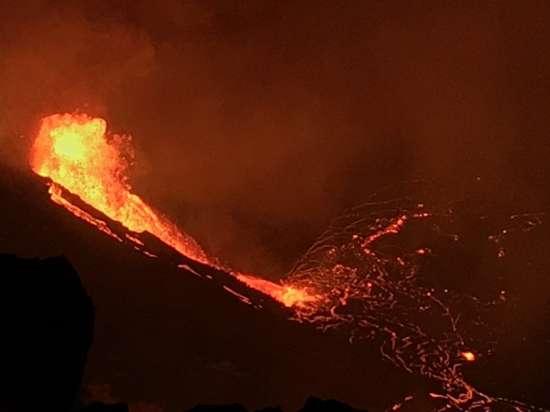 美國夏威夷幾勞亞（Kilauea）火山於20日噴發，岩漿往山下流動。   圖：翻攝自美國地質調查所推特