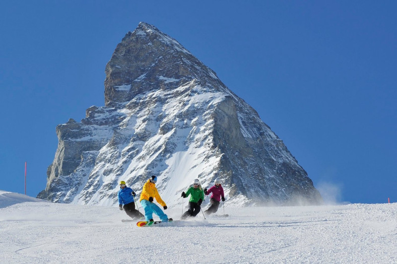 瑞士滑雪聖地正常開放，吸引許多英國旅客前往，光14日至18日就有92架來自英國的班機，約1萬名英國客入境，讓瑞士政府相當擔心，機上可能有人已被傳染。   圖：翻攝自Zermatt Matterhorn臉書