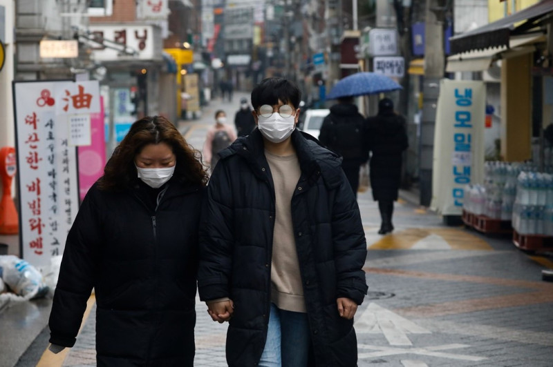 韓國疫情嚴重，今日確診人數再度破千。   圖：路透社／提供