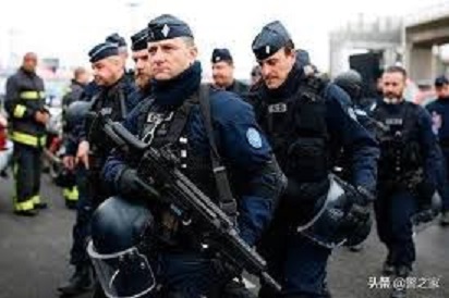 《法新社》快訊報導，位法國中部的多姆山省（Puy-de-Dome）發生一起突發槍擊案件，三名員警中彈身亡、一名因而掛彩。(法國警察示意圖)   圖 : 翻攝自每日頭條