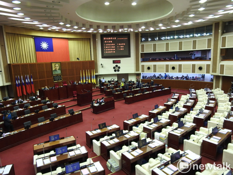 台北市議會下午召開大會，藍營議員聚焦案765例足跡，質疑中央隱匿疫情。   圖：周煊惠 / 攝