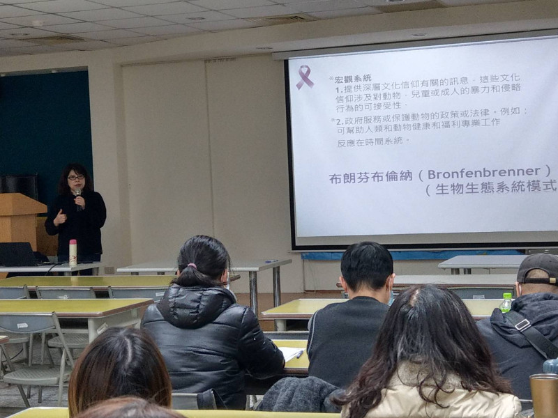 台灣動物平權促進會秘書長萬宸禎專題講座上課情形。   圖：新北市動保處提供
