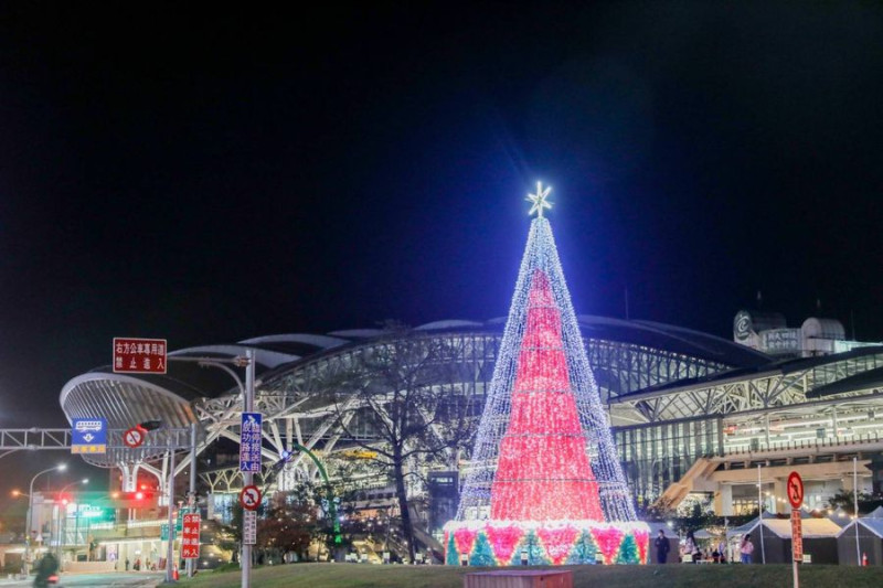 火車站聖誕樹。   圖：台中市政府/提供