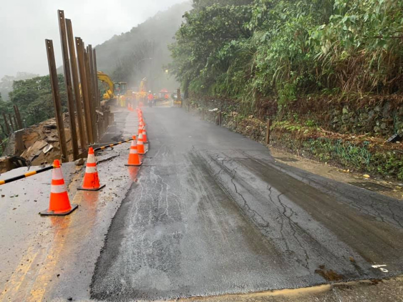 陽金公路發生坍方，經過多日搶修，於今晨開放大型車通行(圖為搶修現場)。   圖：交通部公路總局／提供