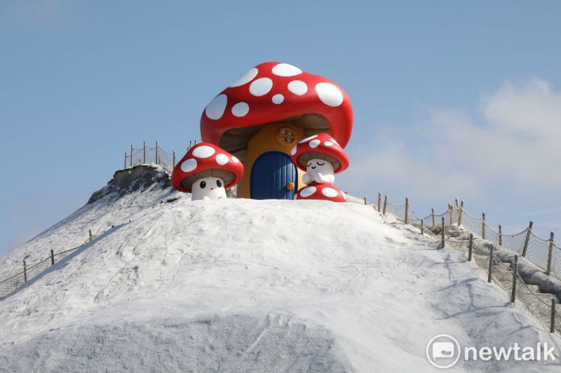 為了迎接2021年，台南七股鹽山以雪地裡的溫馨祝福為概念，打造高達6公尺的巨型蘑菇「Good!菇菇!」裝置藝術，讓七股鹽山一夕間長出三朵巨大蘑菇。   圖：黃博郎／攝