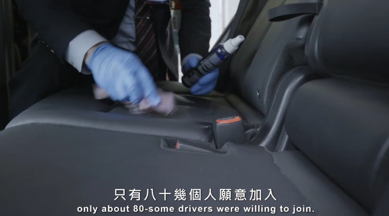 防疫車隊拿酒精消毒計程車坐墊。   圖 : 翻攝自蘇貞昌臉書。