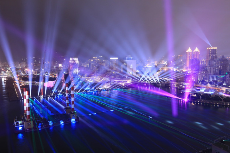 高雄「2021跨百光年」系列活動啟航首發，愛河灣燈光秀上場。   圖：高雄市政府/提供